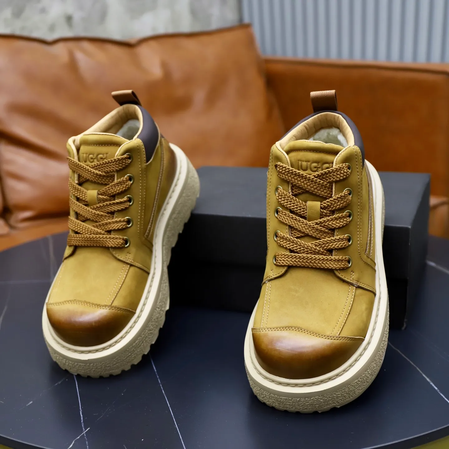 Ex-factory price: 680💰Thick wool imported from Australia Brand: UGG genuine purchase Size: 39-44 Grade: Official website 1:1 Material: First layer of genuine leather waterproof and antifreeze upper Real wool lining Original non-slip soft wear-resistant outsole Style category: Men's casual shoes Trendy style Comfortable on the feet Color: Official website color synchronization